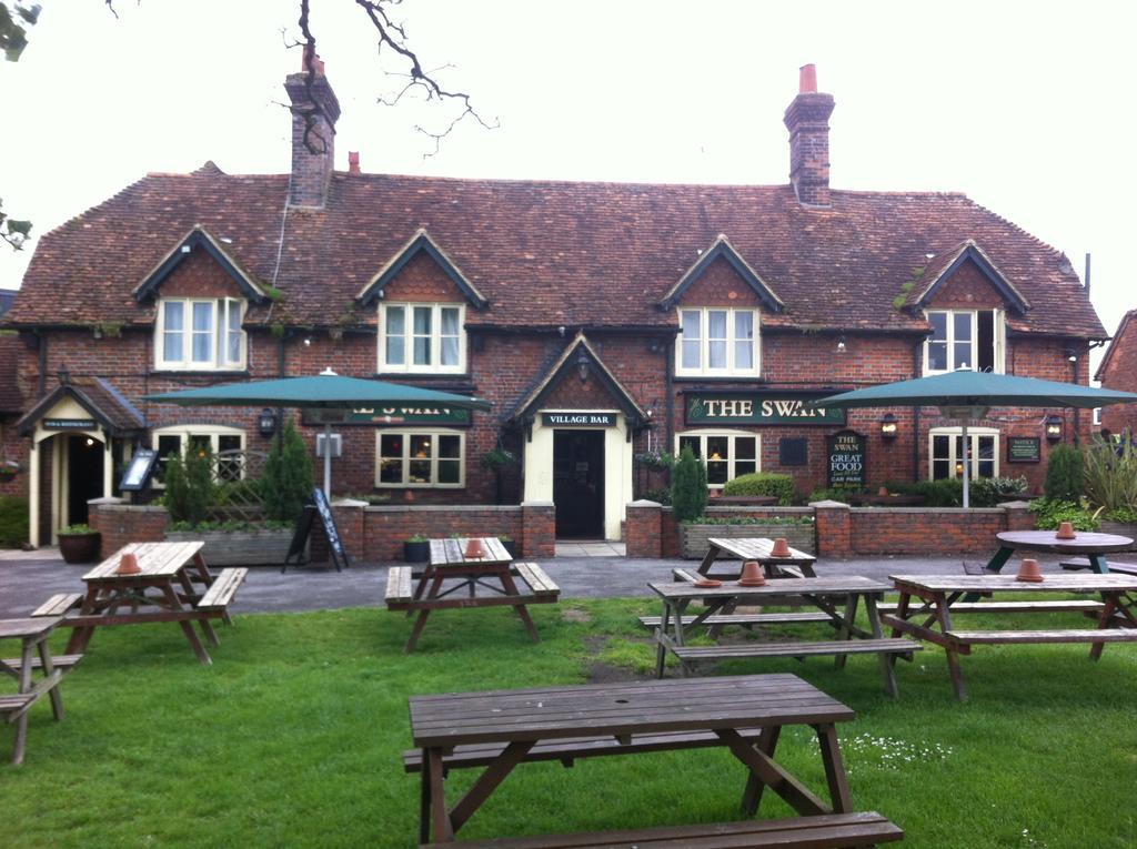 Swan, Thatcham By Marston'S Inns Екстериор снимка